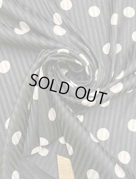 画像8: 生地:ポリストレッチサテンジャガード水玉柄プリント(黒/生成) (8)