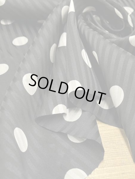 画像9: 生地:ポリストレッチサテンジャガード水玉柄プリント(黒/生成) (9)