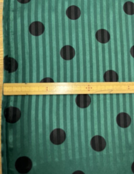 画像2: 生地：ポリストレッチサテンジャガード水玉柄プリント（緑／黒） (2)