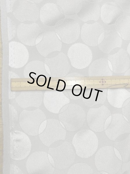 画像2: 生地：ポリストレッチサテンジャガード織り（グレージュ） (2)