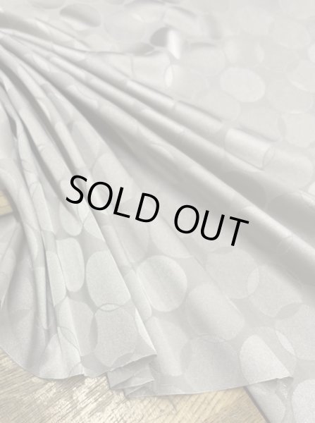 画像5: 生地：ポリストレッチサテンジャガード織り（グレージュ） (5)