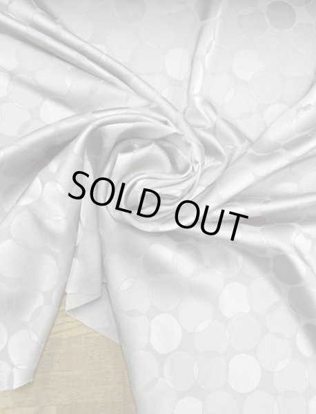 画像6: 生地：ポリストレッチサテンジャガード織り（グレージュ） (6)