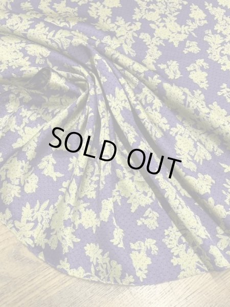 画像4: 生地：ポリストレッチサテンジャガード織り花柄（青紫／黄色） (4)