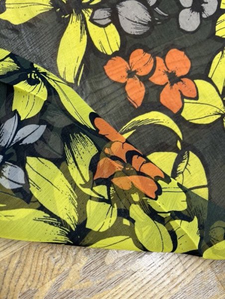 画像3: 生地:ポリエステル100%楊柳フラワープリント(黒/黄色) (3)
