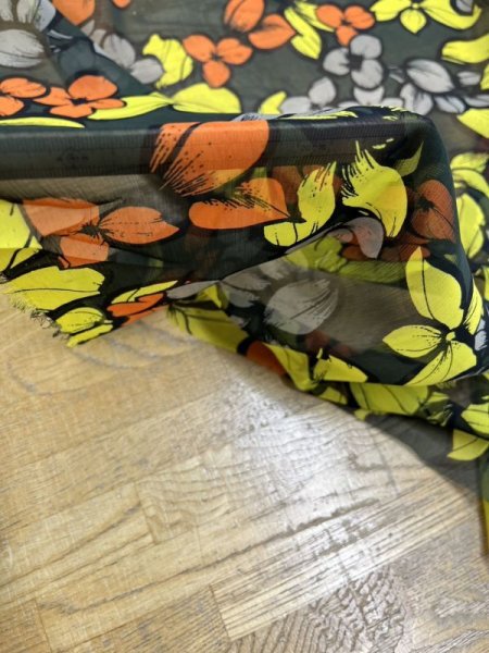 画像7: 生地:ポリエステル100%楊柳フラワープリント(黒/黄色) (7)