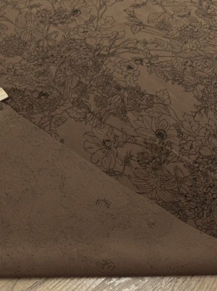 画像4: 生地：ジーナ糸ポリエステルデシン花柄（茶／黒） (4)