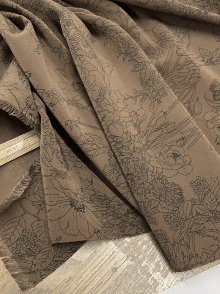 画像6: 生地：ジーナ糸ポリエステルデシン花柄（茶／黒） (6)