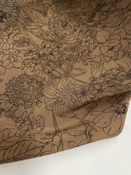 画像9: 生地：ジーナ糸ポリエステルデシン花柄（茶／黒） (9)
