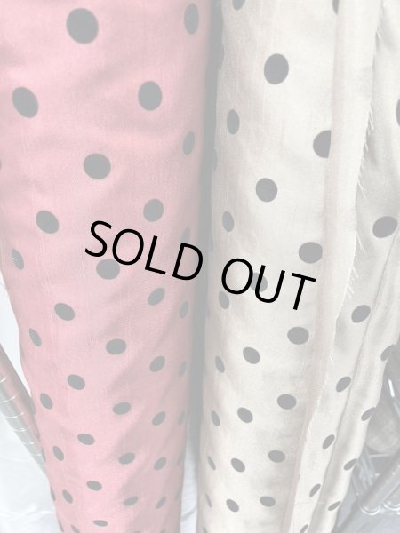 画像9: 生地:水玉大フロッキー加工ポリシャンタン(ベージュ/黒) (9)