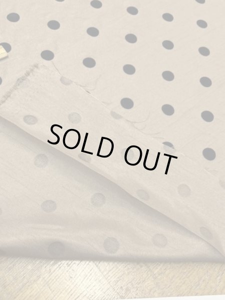 画像4: 生地:水玉大フロッキー加工ポリシャンタン(ベージュ/黒) (4)