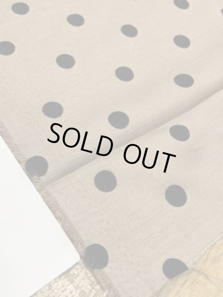 画像5: 生地:水玉大フロッキー加工ポリシャンタン(ベージュ/黒) (5)