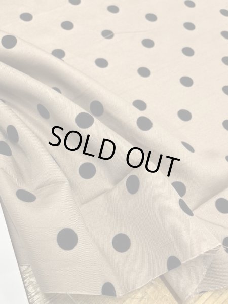 画像6: 生地:水玉大フロッキー加工ポリシャンタン(ベージュ/黒) (6)