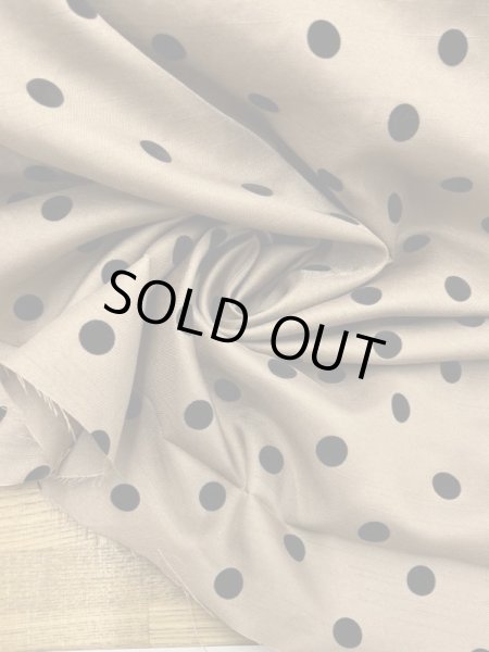 画像7: 生地:水玉大フロッキー加工ポリシャンタン(ベージュ/黒) (7)