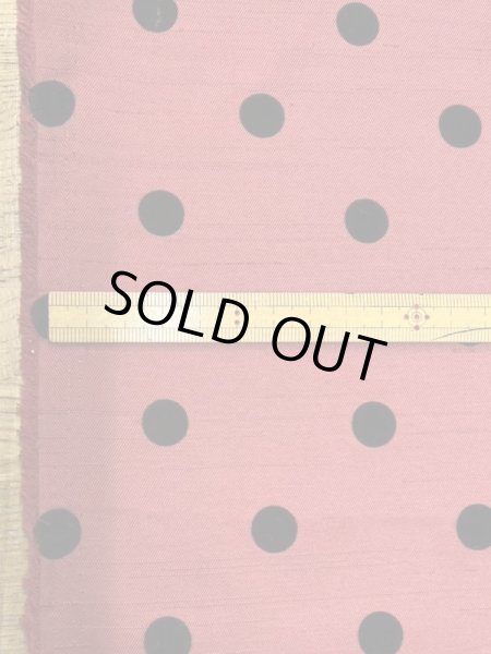 画像2: 生地：水玉大フロッキー加工ポリシャンタン（レンガ／黒） (2)