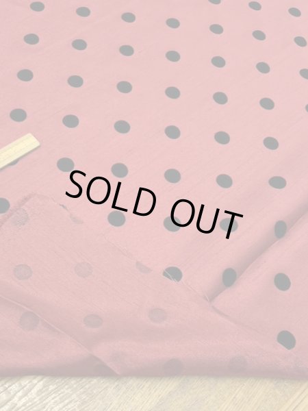 画像3: 生地：水玉大フロッキー加工ポリシャンタン（レンガ／黒） (3)