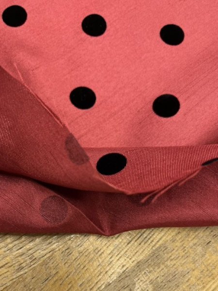 画像4: 生地：水玉大フロッキー加工ポリシャンタン（レンガ／黒） (4)
