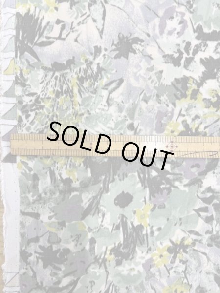 画像2: 生地:ポリエステル100%花柄プリント(ベージュ/緑) (2)