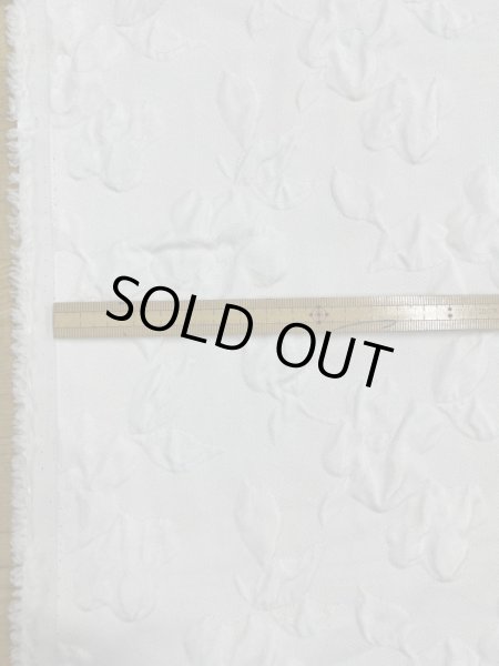 画像2: 生地：ポリエステル100％凹凸エンボス加工フラワー調（白） (2)