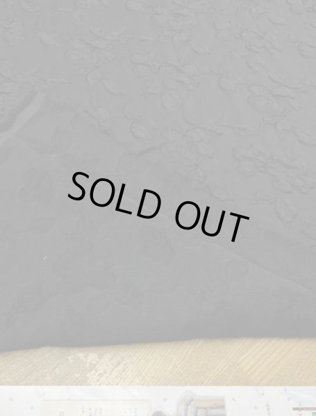 画像3: 生地:ポリエステル100%凹凸エンボス加工フラワー調(黒) (3)