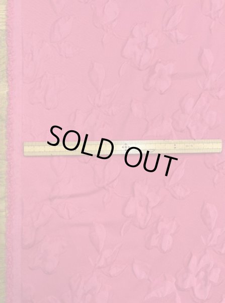 画像2: 生地：ポリエステル100％凹凸エンボス加工フラワー調（ピンク） (2)