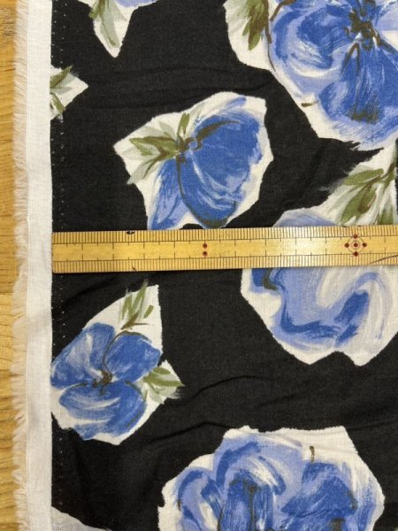 画像2: 生地:花柄プリント綿60ローン(黒/ブルー) (2)