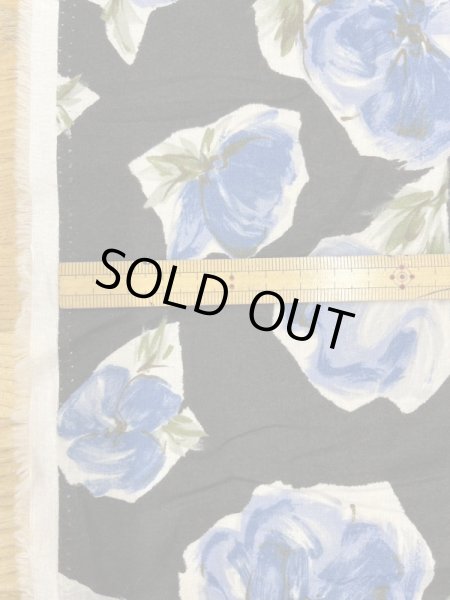 画像2: 生地：花柄プリント綿60ローン（黒／ブルー） (2)