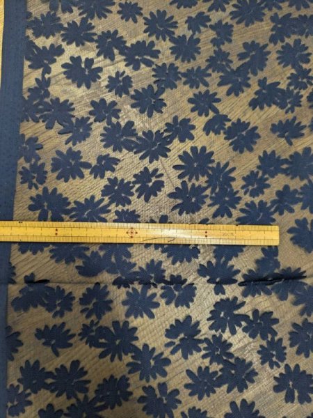 画像2: 生地:ポリレーヨン花柄朱子染オパール(紺) (2)