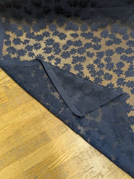 画像3: 生地:ポリレーヨン花柄朱子染オパール(紺) (3)