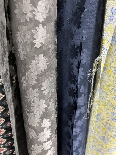 画像7: 生地:ポリレーヨン花柄朱子染オパール(紺) (7)