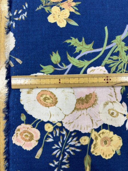 画像2: 生地:綿100%フラワー柄コットンブロード(明るい紺) (2)