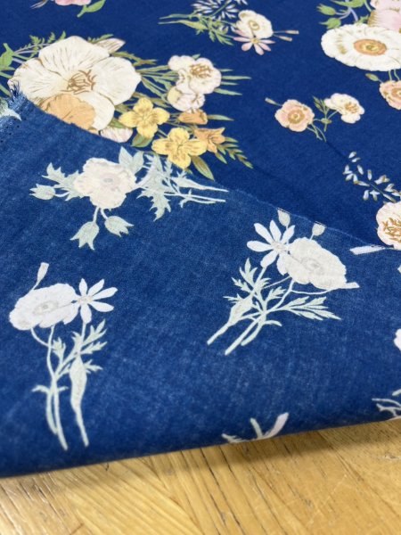 画像3: 生地:綿100%フラワー柄コットンブロード(明るい紺) (3)