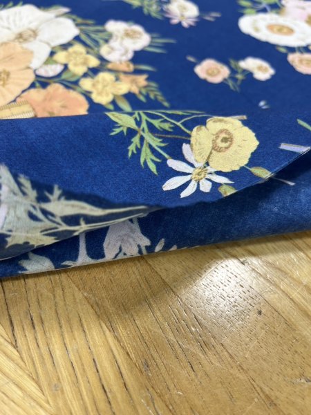 画像4: 生地:綿100%フラワー柄コットンブロード(明るい紺) (4)