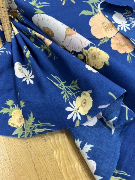 画像5: 生地:綿100%フラワー柄コットンブロード(明るい紺) (5)