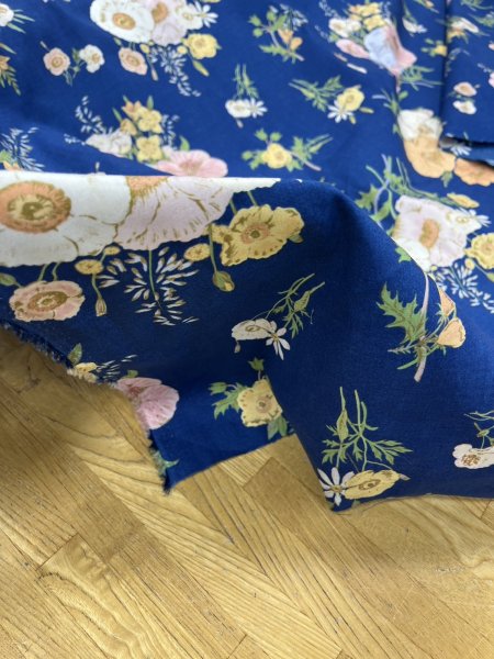 画像7: 生地:綿100%フラワー柄コットンブロード(明るい紺) (7)