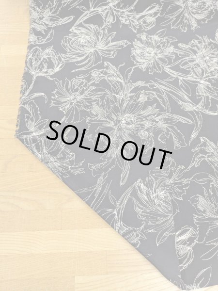 画像4: 生地:手書き風フラワープリントポリエステル100%(黒/白) (4)