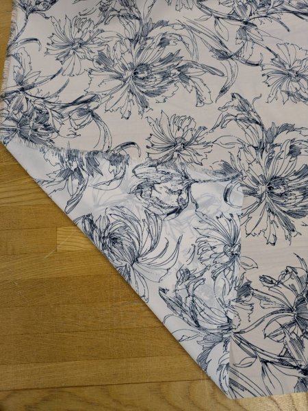 画像3: 生地：手書き風フラワープリントポリエステル100％（生成／紺） (3)