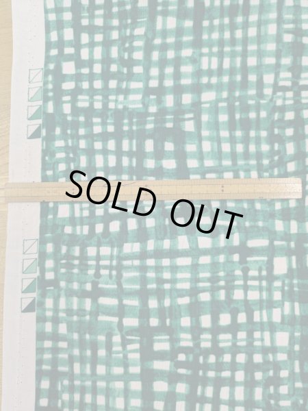 画像2: 生地:手書き風チェック柄ポリプリント(白/緑) (2)