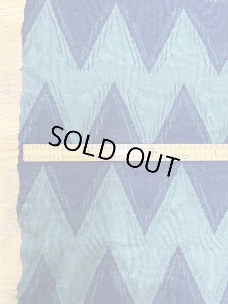 画像2: 生地:綿100%ジグザグ柄ジャガードニット(グリーン/ネイビー) (2)