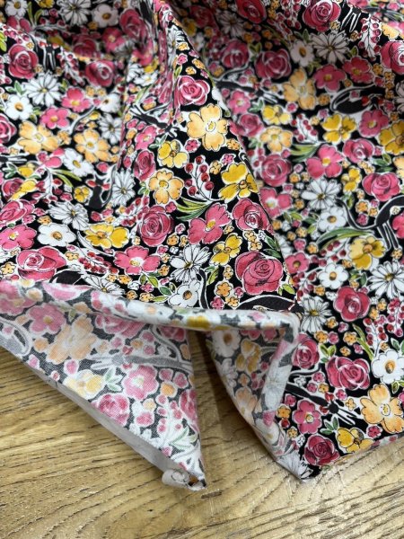 画像5: 生地:手書き風の花柄プリント(黒地/ピンク系) (5)