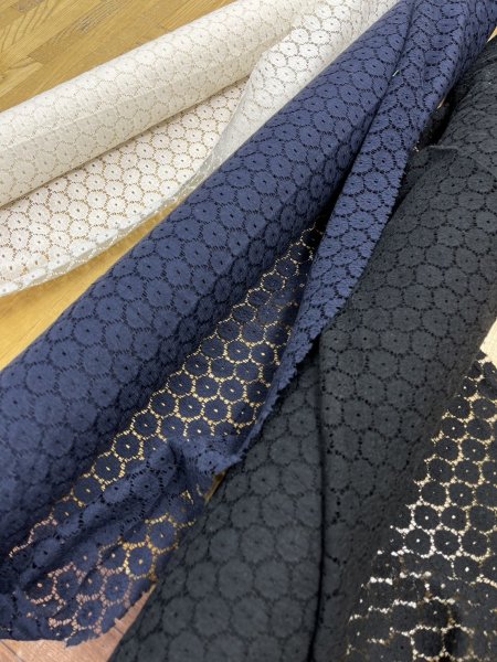 画像8: 生地:綿ナイロン混 サークルドット柄ラッセルレース生地(黒) (8)