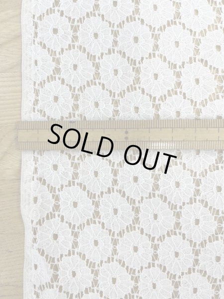 画像2: 生地:綿ナイロン混 サークルドット柄ラッセルレース生地(クリーム) (2)