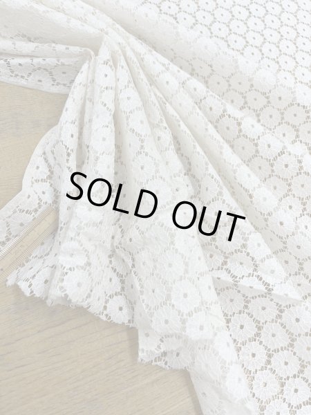 画像4: 生地:綿ナイロン混 サークルドット柄ラッセルレース生地(クリーム) (4)