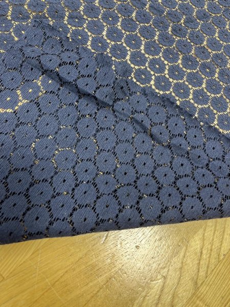 画像3: 生地:綿ナイロン混 サークルドット柄ラッセルレース生地(紺)) (3)