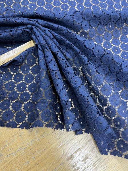画像4: 生地:綿ナイロン混 サークルドット柄ラッセルレース生地(紺)) (4)