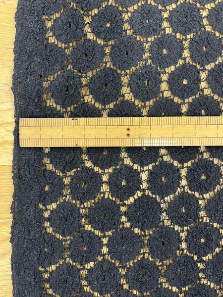 画像2: 生地:綿ナイロン混 サークルドット柄ラッセルレース生地(黒) (2)