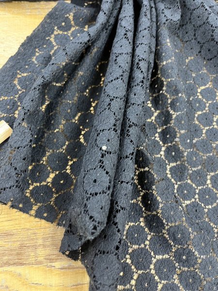 画像5: 生地:綿ナイロン混 サークルドット柄ラッセルレース生地(黒) (5)
