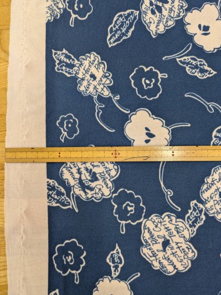 画像2: 生地:英字フラワープリントポリニット (紺地×白) (2)