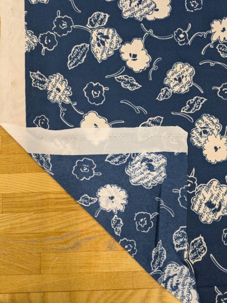 画像3: 生地:英字フラワープリントポリニット (紺地×白) (3)