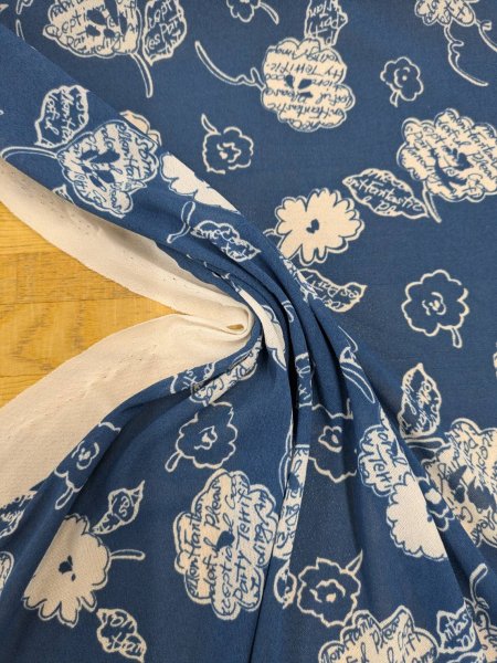 画像4: 生地:英字フラワープリントポリニット (紺地×白) (4)