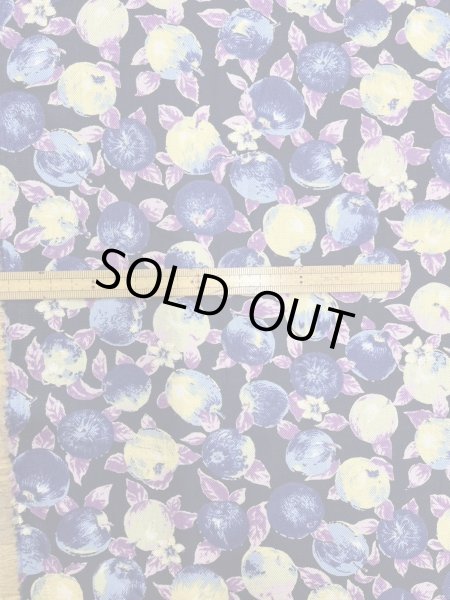 画像1: 生地：ポリエステル100％フルーツ柄プリント生地（紺地） (1)